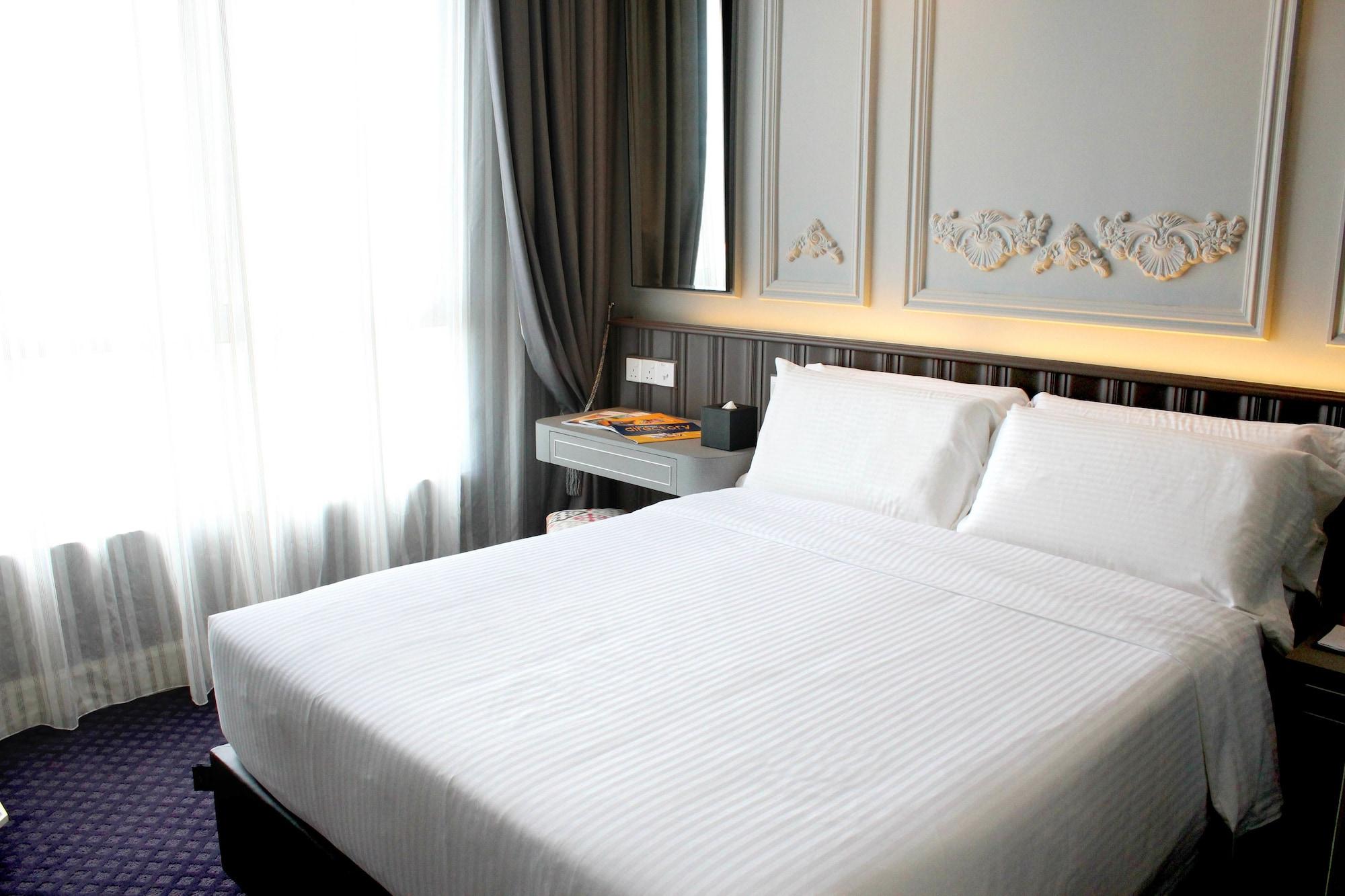 Hatten Place Melaka Ngoại thất bức ảnh A bed with white sheets