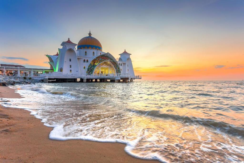 Hatten Place Melaka Ngoại thất bức ảnh The mosque at sunset