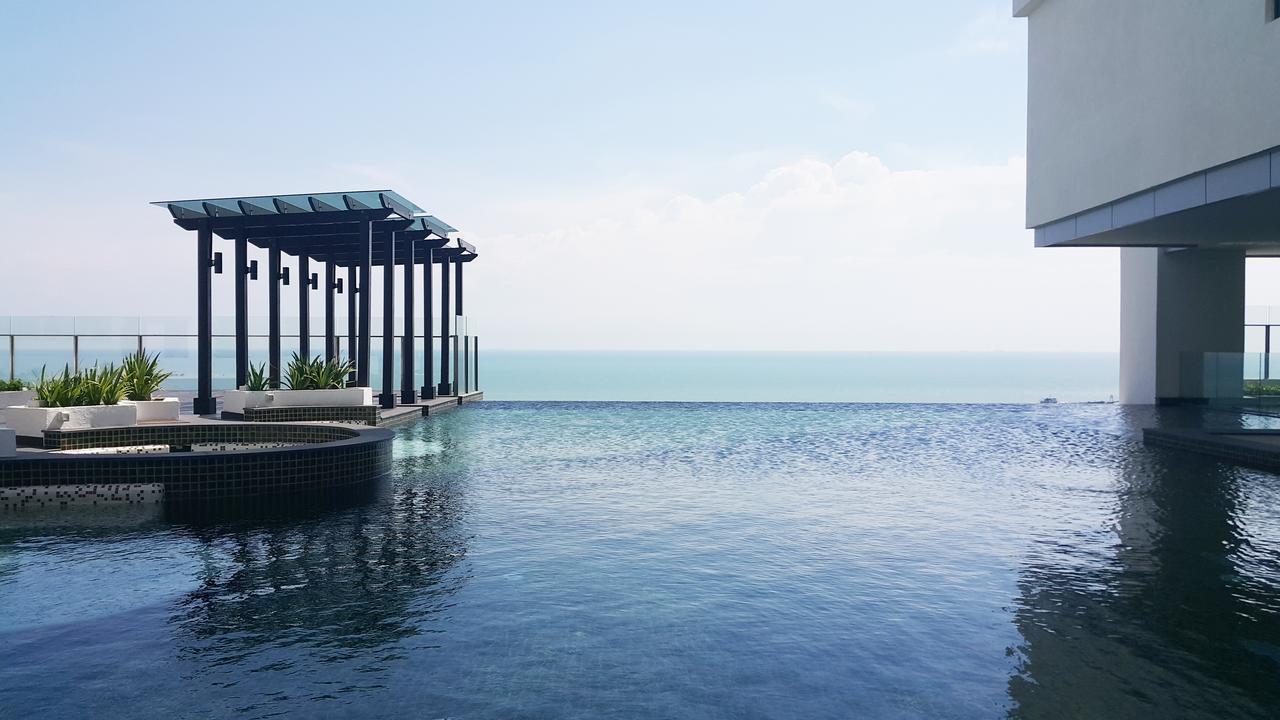 Hatten Place Melaka Ngoại thất bức ảnh Infinity pool at the 33rd floor of The View